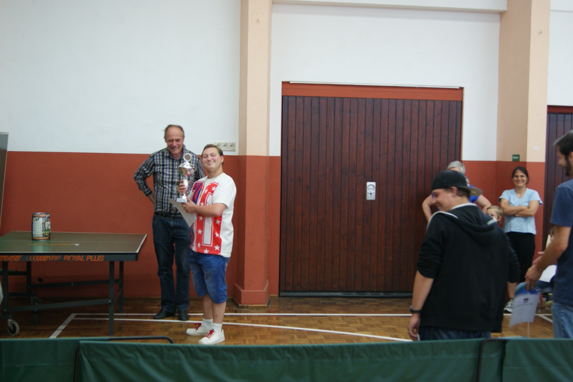 Der Sieger mit dem Pokal