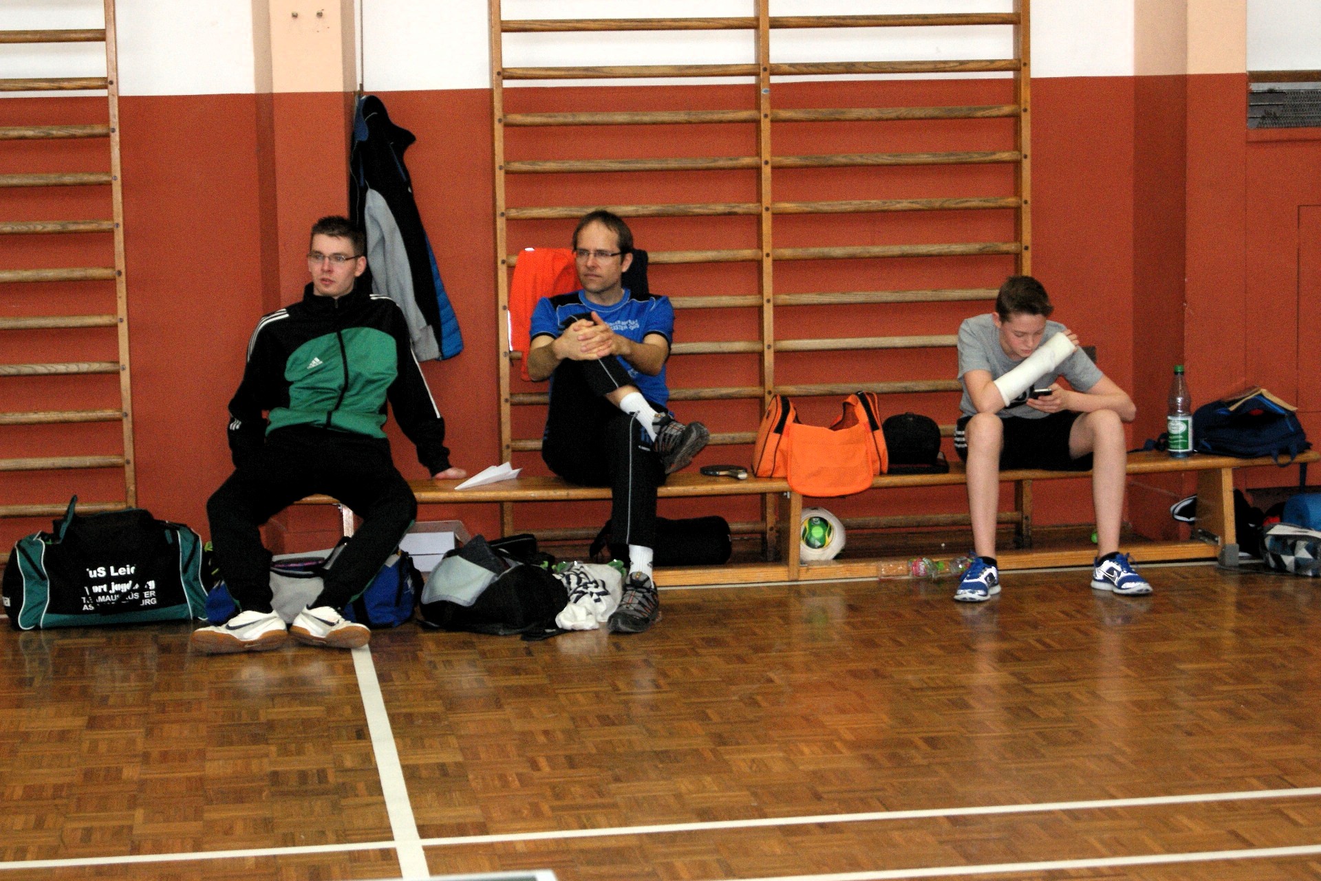 Trainerbank und gebrochener Arm